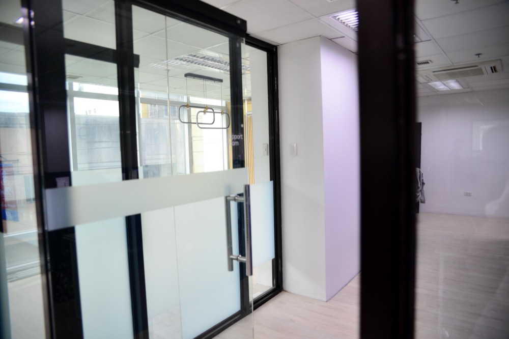 Glass-partitioned meeting spaces in the office
